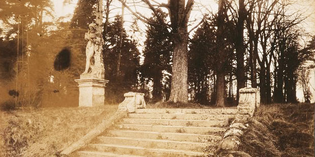 Escalier menant à l’allée de Diane. À gauche, statue de Bacchus et Silène enfant dit "Faune Borghèse". 7h du matin, mars 1925.