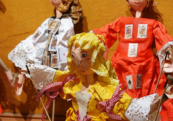 Marionnettes à tige très colorées, représentant la duchesse du Maine et son entourage, costumes du XVIIe siècle