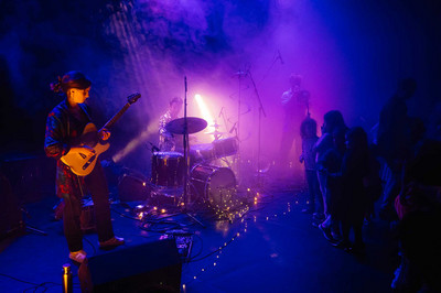 Dancefloor d'Antonin Leymarie, musicienne au premier plan, lumi&egrave;res violettes
