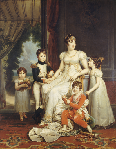 Caroline Murat assise sur un fauteuil entour&eacute;e de ses quatre enfants, dans un riche salon ouvrant sur un parc