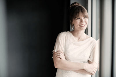 La pianiste Anna Fedorova en tenue de sc&egrave;ne, regardant par la fen&ecirc;tre