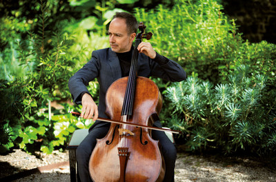 Le violoncelliste Henri Demarquette, jouant dans le jardin