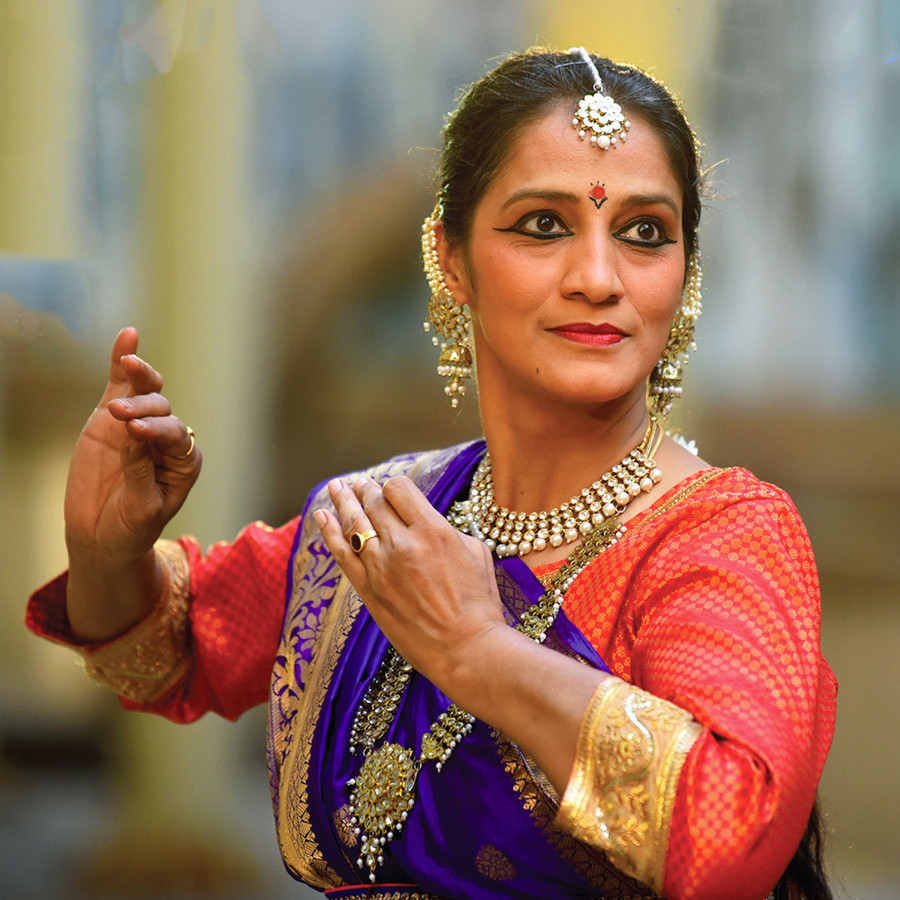 Portrait en gros plan de la danseuse Astha Godbole Karlekar, en costume et en mouvement