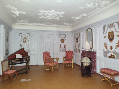 Maquette du cabinet des Arts et des Sciences de la duchesse du Maine vue de l'int&eacute;rieur : mobilier, mappemonde, murs et plafond d&eacute;cor&eacute;s