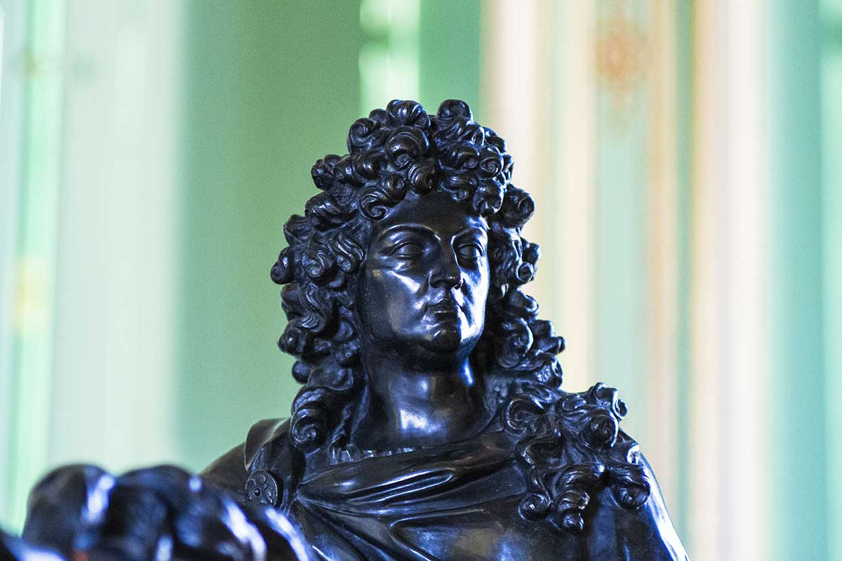 Visage et perruque sculptés de la statue du roi Louis XIV, bronze couleur noir