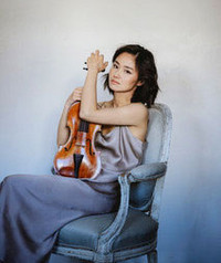 La violoniste Sayaka Shoji, tenant son instrument