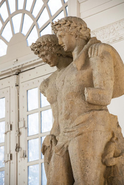 Deux statues antiques devant l'entr&eacute;e vitr&eacute;e de l'Orangerie