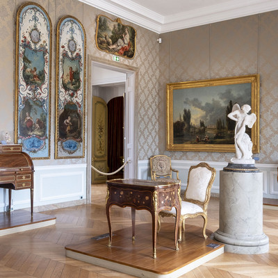 Château de Sceaux, salle Penthièvre avec son mobilier et ses objets de décoration