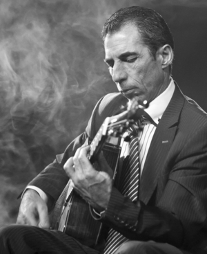 Portrait d'Angelo Debarre jouant de la guitare