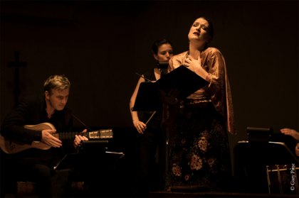 Sur sc&egrave;ne, de gauche &agrave; droite : Vincent Dumestre &agrave; la guitare, Isabelle Druet chantant au premier plan, et la violoniste Louise Ayrton &agrave; l'arri&egrave;re