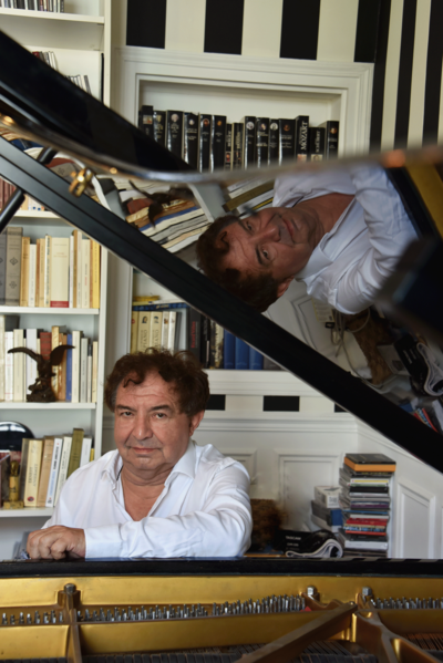 Jean-Fran&ccedil;ois Heisser &agrave; son piano, son image se r&eacute;fl&eacute;tant dans le couvercle-miroir du piano 