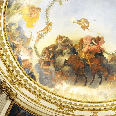 Aperçu du plafond du Pavillon de l'Aurore, avec la coupole peinte d'allégories