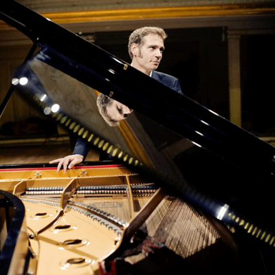 Le pianiste Geoffroy Couteau derri&egrave;re son piano