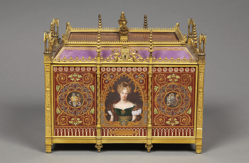 Boîte décorée de dorures et d'un portrait en porcelaine de la duchesse de Berry, colonnes, pieds, frise, et serrure finement sculptés
