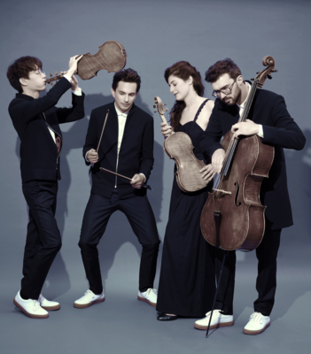 Portrait en pied du quatuor. De gauche &agrave; droite, les violonistes Anton Hanson et Jules Dussap, l'altiste Gabrielle Lefait, et le violoncelliste Simon Dechambre, tous en tenue de sc&egrave;ne