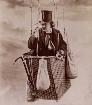 Portrait du caricaturiste et photographe Nadar en chapeau haut-de-forme, et dans une nacelle