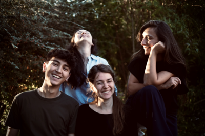 Les quatre musiciens dans la for&ecirc;t : de gauche &agrave; droite, Alexandre Teysonni&egrave;re de Gramont, Garance Boizot, Louise Bouedo &agrave; l'arri&egrave;re, et Salom&eacute; Gasselin au premier plan