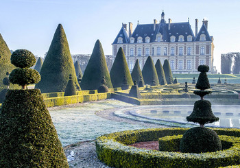 Vue du jardin de broderies avec le Ch&acirc;teau au loin en hiver