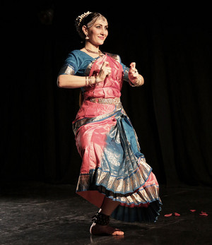 La danseuse G&eacute;raldine Nalini en costume color&eacute;, dansant sur sc&egrave;ne