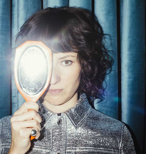 Chanteuse Lea Maria Fries de face se regardant dans un miroir, visage &agrave; moiti&eacute; cach&eacute;
