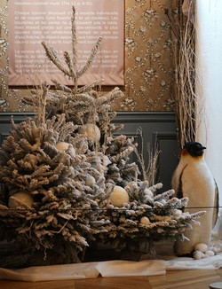 Sapin saupoudr&eacute; de neige dans une salle du Ch&acirc;teau, avec un pingouin d&eacute;coratif