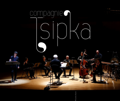 Affiche de la compagnie Tsipka, avec une vue de l'orchestre sur sc&egrave;ne, lumi&egrave;res tamis&eacute;es