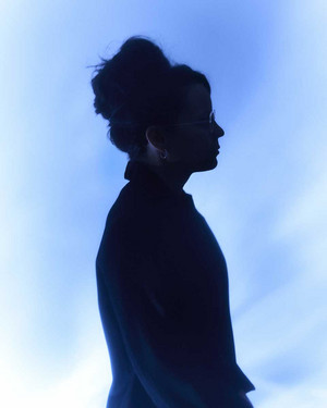 Anne Paceo vue en ombre chinoise, de profil, sur fond de ciel tr&egrave;s bleu