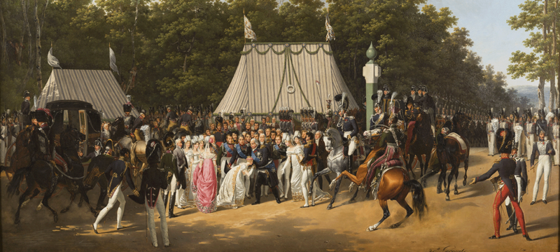 Foule devant des tentes et gardes &agrave; cheval environn&eacute;s d'arbres, sur un terrain sablonneux - le roi et la duchesse de Berry apparaissent en tout petit au milieu de la foule