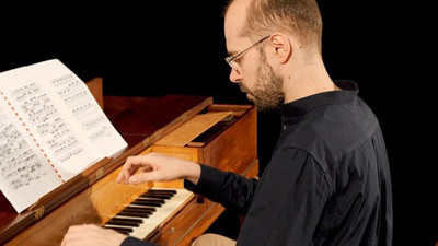 Luca Montebugnoli jouant sur un piano, lors d'un enregistrement en 2021