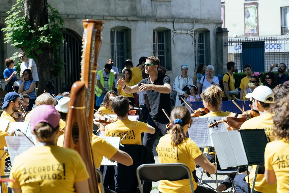 Les musiciens des Forces Majeures jouant en plein air