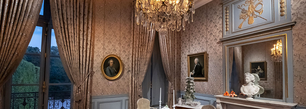 Salon du Ch&acirc;teau de Sceaux orn&eacute; de mobiliers &agrave; la nuit tomb&eacute;e, lustre allum&eacute;, nuit des mus&eacute;es 2025