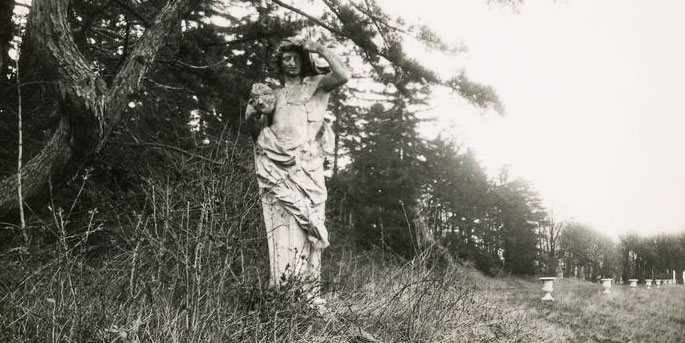 Parterres du château, statue de Vertumne. 7h du matin, mars 1925.