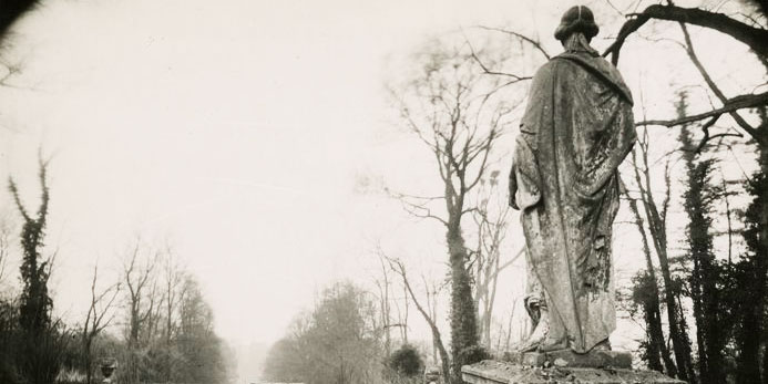 Allée de la Duchesse, et statue de la Servitude vue de dos dans l’allée de la Duchesse. 8h du matin, mars 1925.