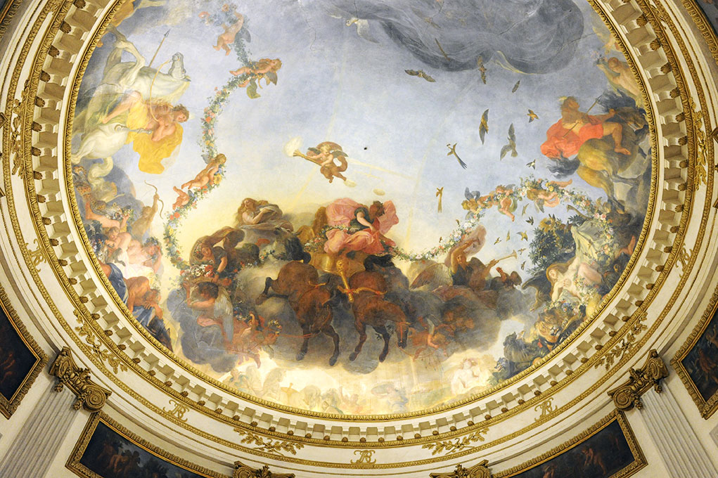 Vue du plafond depuis en bas, avec la peinture all&eacute;gorique o&ugrave; l'on peut voir le char de l'Aurore chassant la Nuit