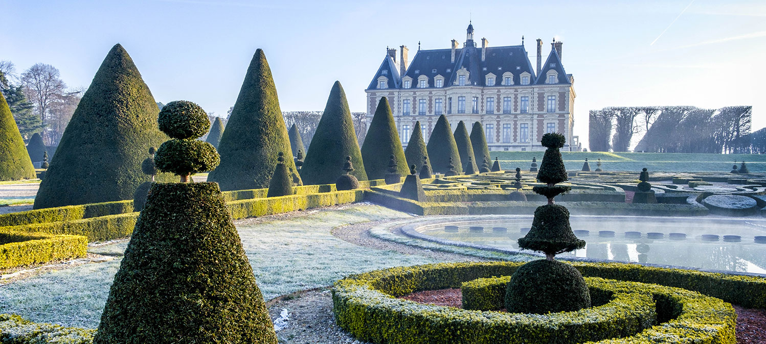 Vue du jardin de broderies avec le Ch&acirc;teau au loin en hiver