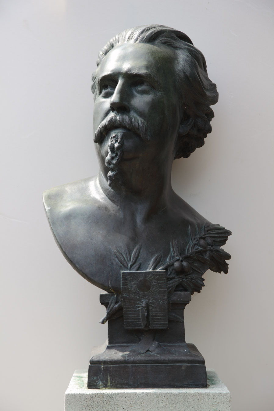 Buste de l'écrivain Frédéric Mistral