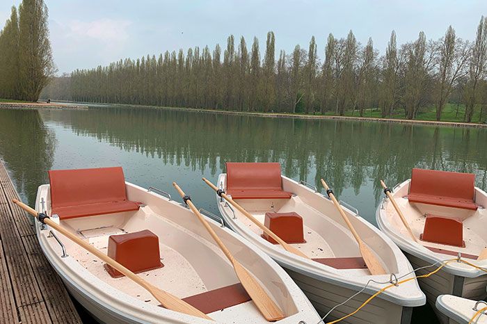 Barques amarrées sur le canal du parc, Domaine de Sceaux