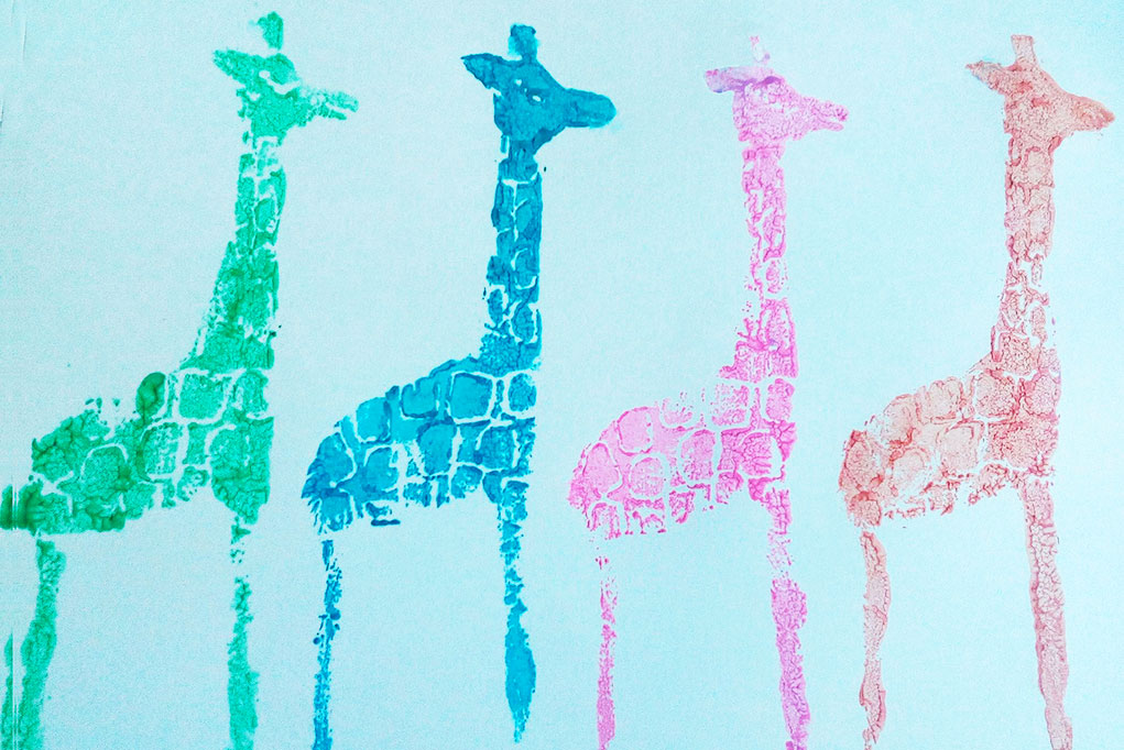 Dessin de girafes colorées